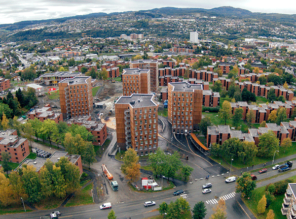Den nye studentbyen, som er bygget i massivtre, ruver i det lokale bybildet i Trondheim.