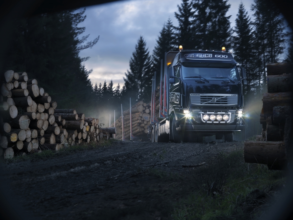 Tømmerbil på skogsbilvei. Foto Volvo.
