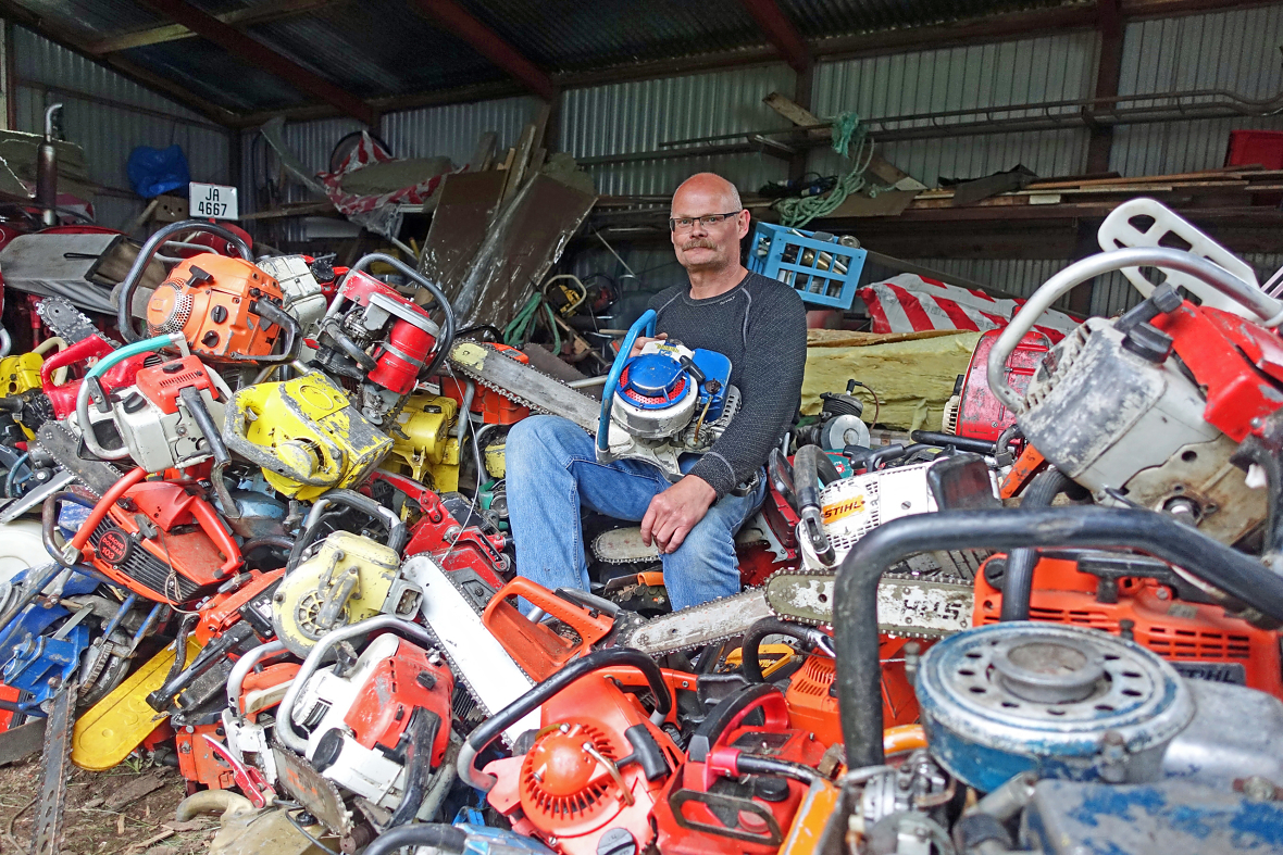 Erik Foss har over 400 motorsager. Han skal lage sitt eget museum.