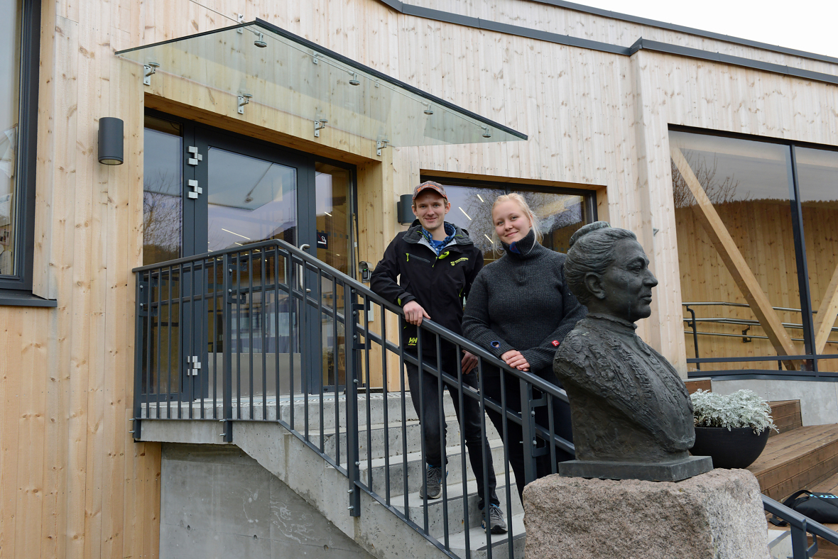 Martin Storberget og Ronja Fyhn Foros har funnet seg godt til rette på Campus Evenstad. De er begge godt fornøyd med skogbruksutdanningen på Høgskolen i Innlandet. 