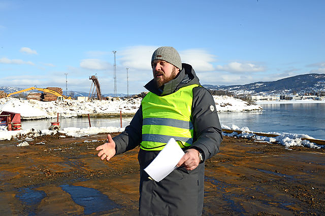 Styreleder Stig Hellerud i Drammensregionens Virkesterminal AS viser rundt på dagens tømmerkai på Lierstanda.