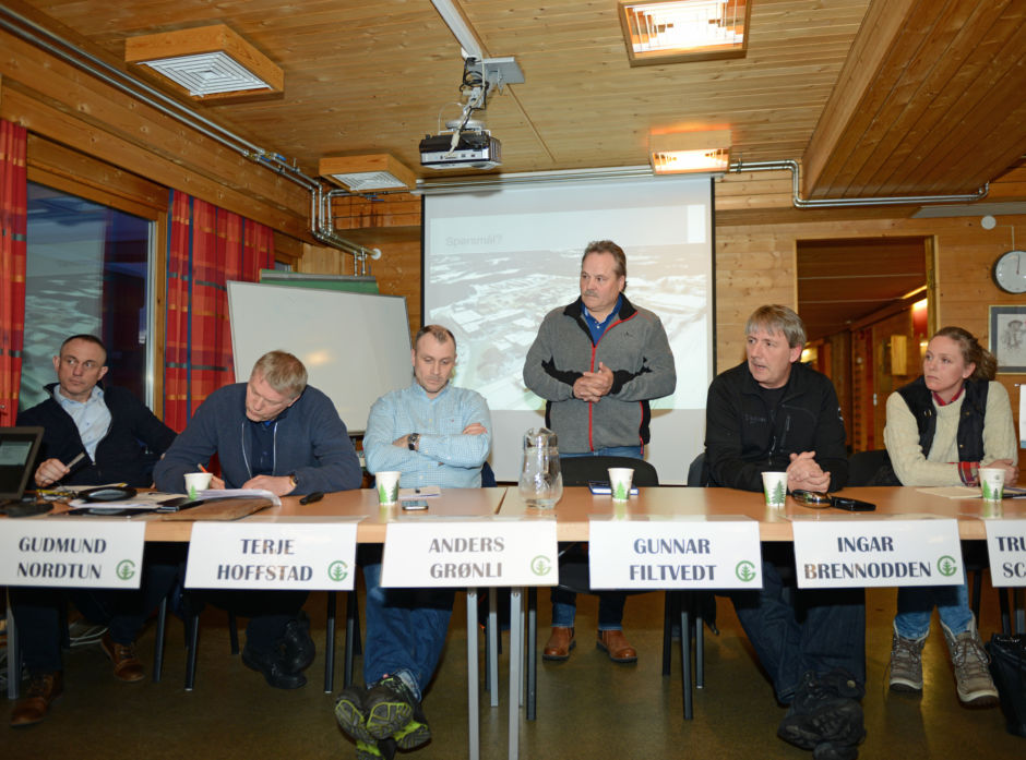 Paneldeltakerne fra venstre mot høyre: Gudmund Nordtun, Terje Hoffstad, Anders Grønli, Gunnar Filtvet (stående), Ingar Brennodden og True Strand Schildmann.