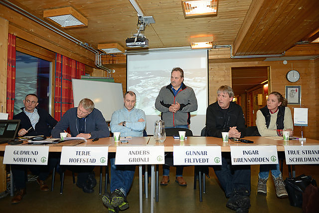Paneldeltakerne fra venstre mot høyre: Gudmund Nordtun, Terje Hoffstad, Anders Grønli, Gunnar Filtvet (stående), Ingar Brennodden og True Strand Schildmann.