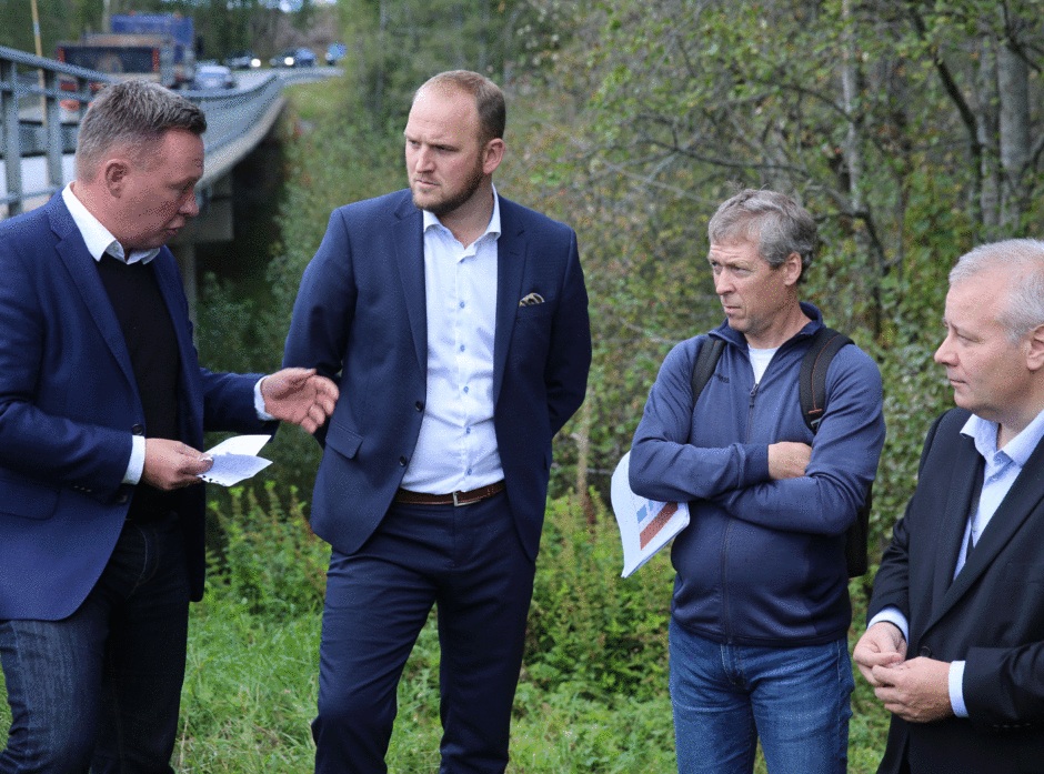Olav Veum, Jon Georg Dale, Dag Skjølaas og Bård Hoksrud diskuterer tømmertransport. Her ved Tveter bru som vil bli skrevet opp fra 56 til 60 tonn i forbindelse med revisjonen av veglistene i høst. 