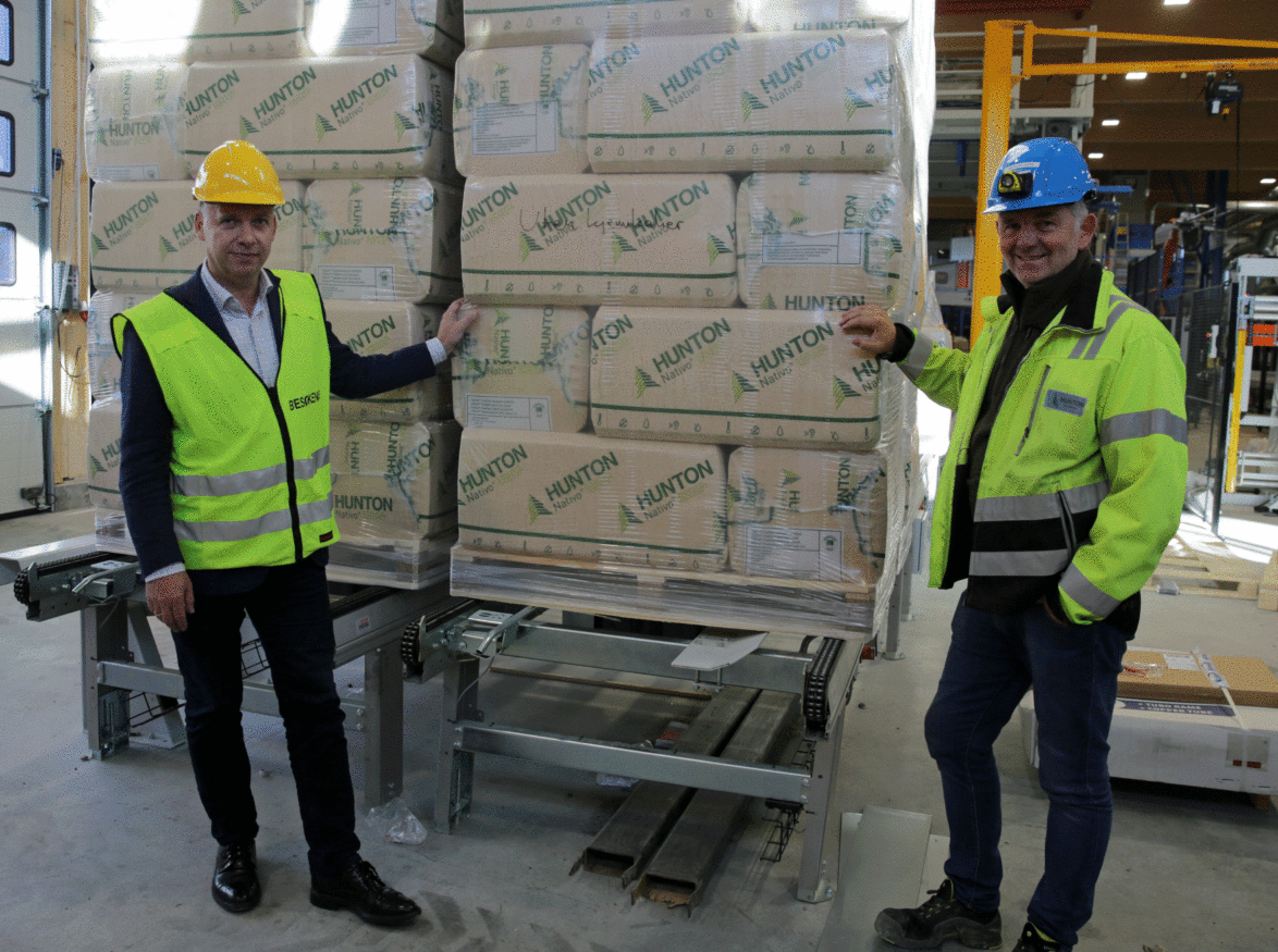  Arne Jebsen, administrerende direktør i Hunton og Tom Wasenden, fabrikksjef ved den nye isolasjonsfabrikken på Skjerven skog rett utenfor Gjøvik.  