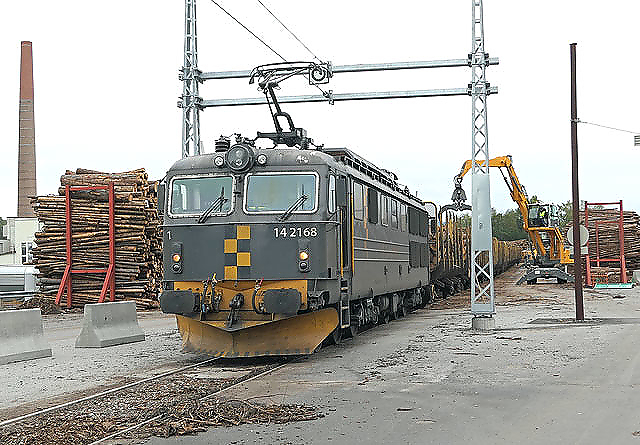 Det første elektriske toget som forlater tømmerterminalen på Follum. Hver avgang sparer rundt 20 000 kroner i forhold til diesel og lokomtiv-bytte på Hønefoss stasjon 2,7 kilometer unna.