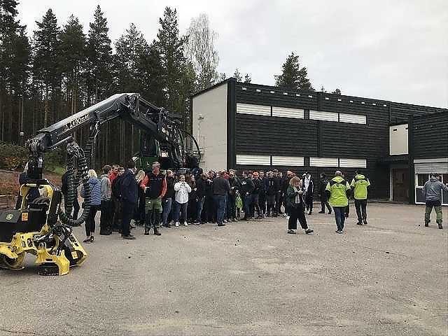 Hogstmaksinen til over fire millioner kroner er overrakt skoglinjen ved Solør videregående. Foto: Tom Vegard Solberg