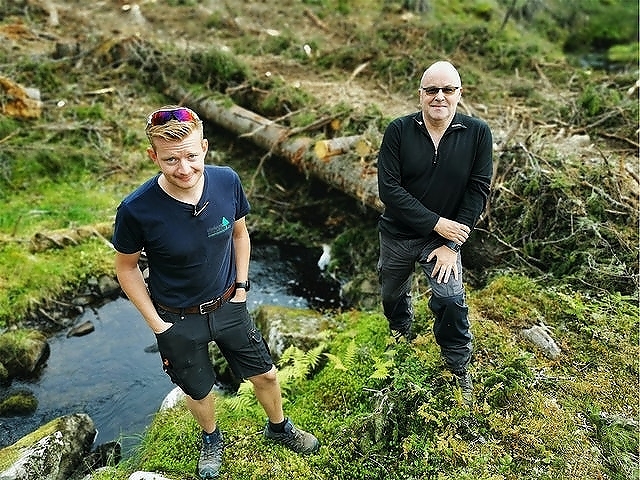 Skogsentreprenør Bjørn Vegard Lierhagen (t.v) og almenningsbestyrer Mathias Neraasen (t.h) foran ei kjørebru. Foto: Silje Ludvigsen