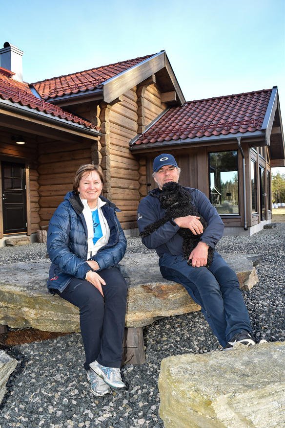 HUSEIERE: Heidi Bakkerud og Kjell Vidar Kløvsgård foran sitt nye laftede hus. Foto: Stine Benedicte Solbakken.